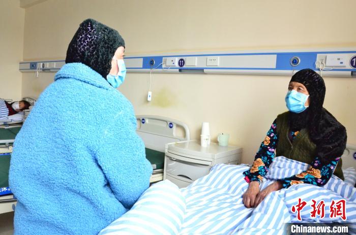 图为女儿马玉兰陪着母亲马秀花来医院治疗白内障。　鲁丹阳　摄